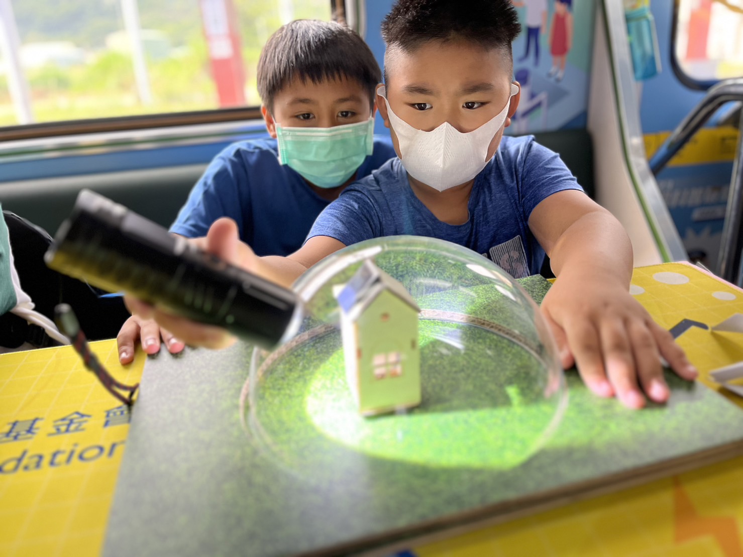 友達參與基礎科學主題車廂，以STEAM教學精神，設計「逐日科學家」、「太陽能工程師」以及「淨零建築師」三大能源科普課程和實驗