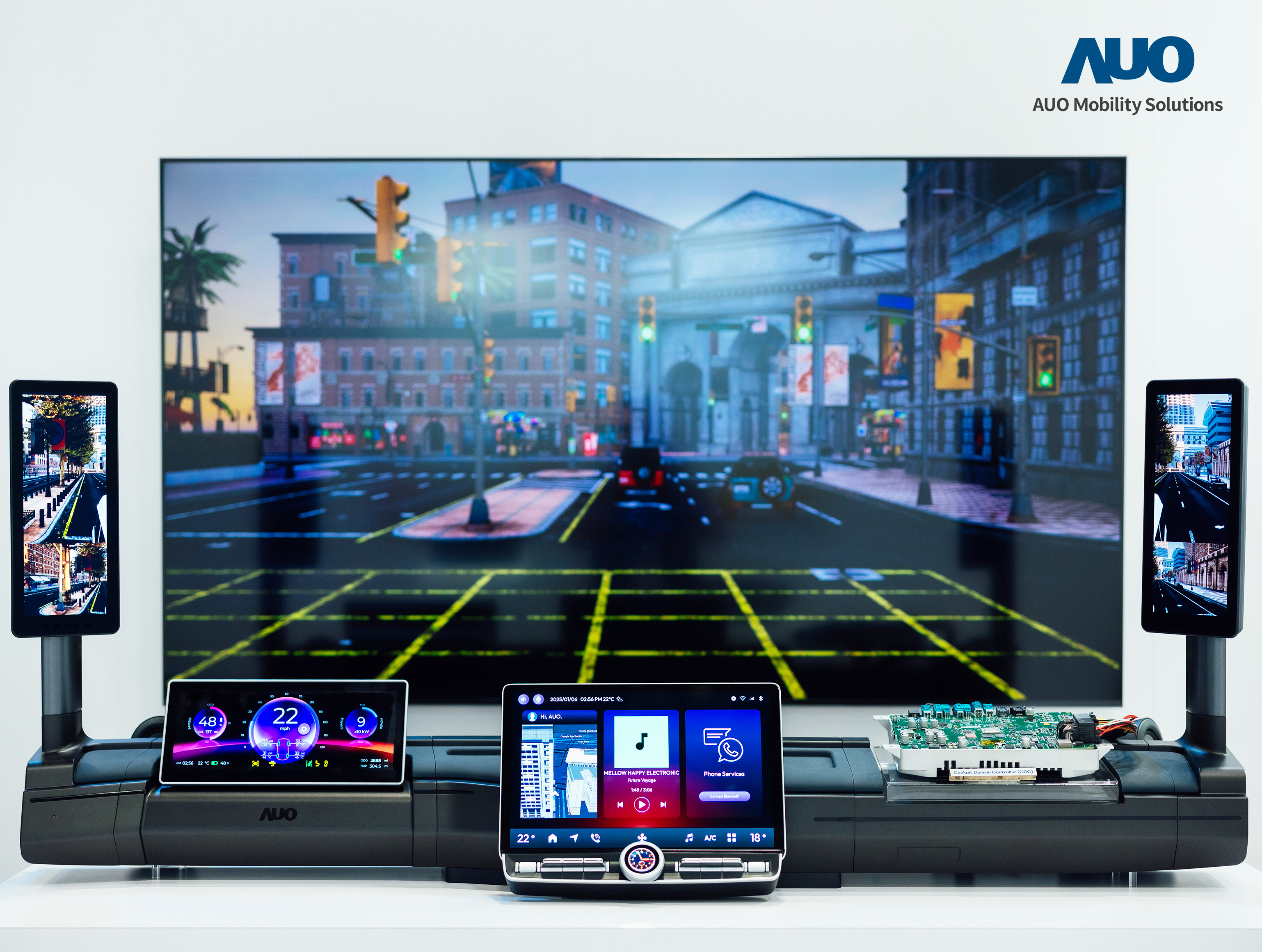 hth·华体智慧行动推出智慧座舱域控平台，支持CDC、分区架构并整合AI运算模块，提供智能体感与座舱互动功能，驱动个人化座舱功能全面升级。