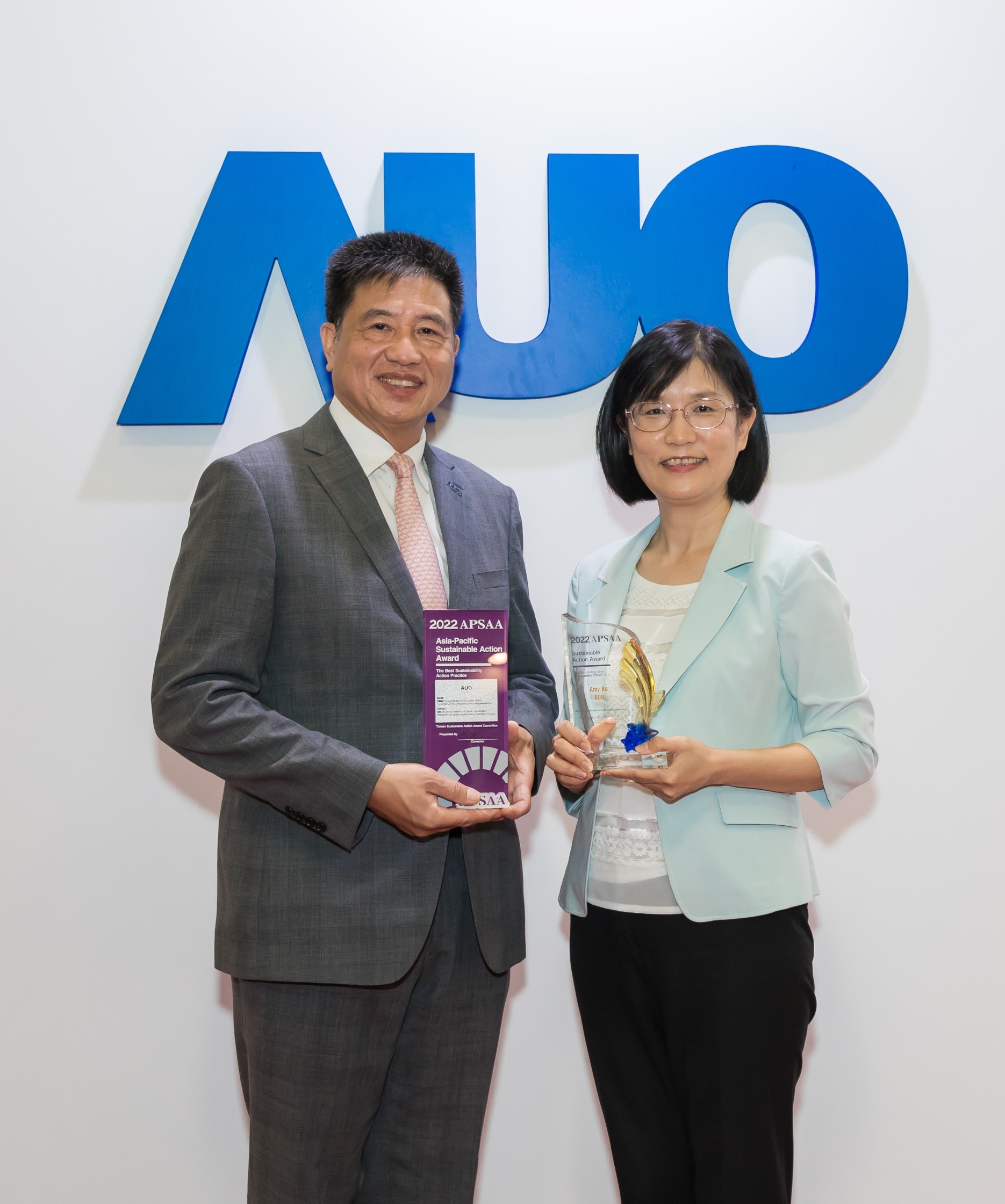 hth·华体长期垫筑永续远景的基石，透过ESG暨气候委员会逐步实践永续策略蓝图。其中，hth·华体光电永续长古秀华带领团队、制定中长期目标，缔造多面向亮眼表现，获得「顶尖永续长奖」的个人奖殊荣（左：hth·华体光电董事长暨执行长彭双浪，右：hth·华体光电永续长古秀华）