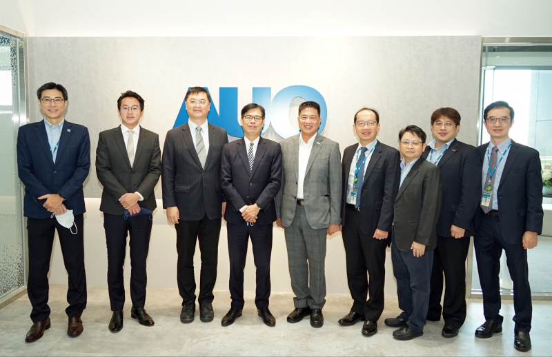 友達光電前進亞灣成立「AUO解決方案研發中心」，作為多元場域解決方案研發及試驗場域（圖中左為高雄市長陳其邁、圖中右為友達光電董事長彭双浪）