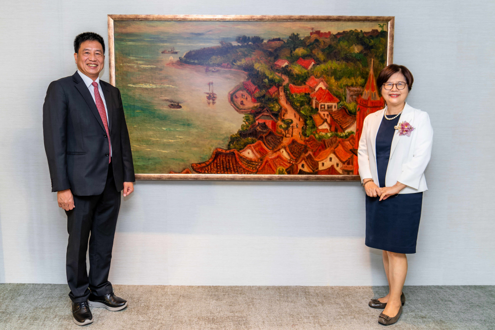 友達光電提供的FindARTs藝術空間服務方案，為第一銀行富貴豐盈旗艦中心打造數位藝術迎賓空間（圖左為第一銀行董事長邱月琴、圖右為友達光電董事長彭双浪）