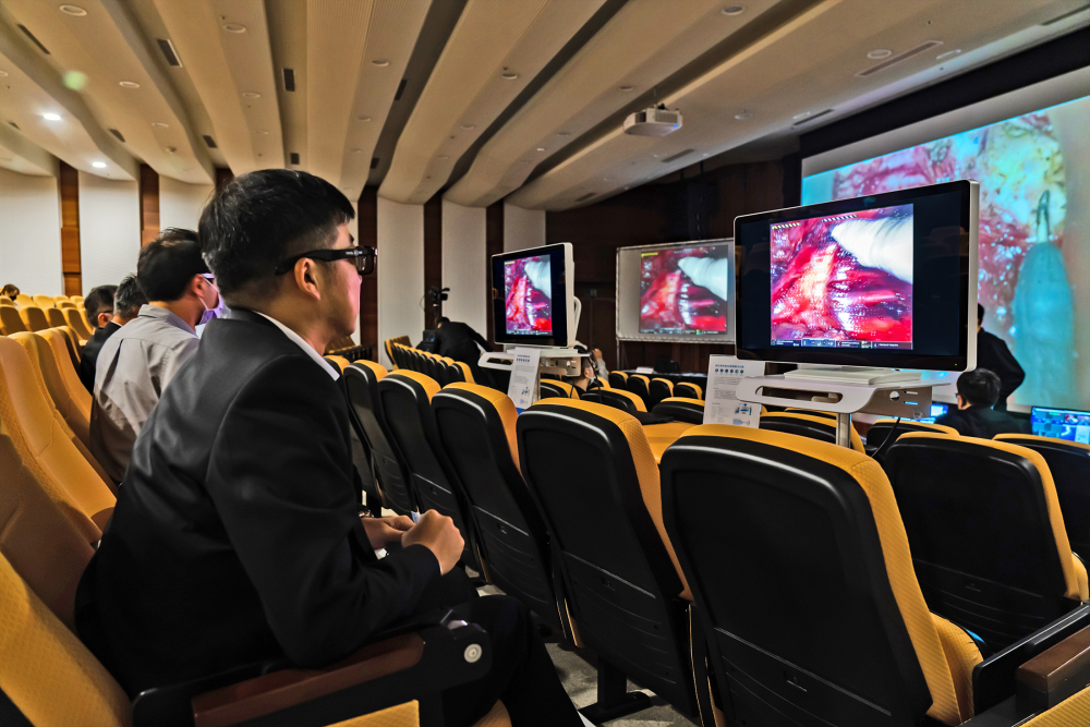 達擎之「達文西外接3D影像解決方案」，將達文西手術機器手臂的3D影像即時連線轉播，在會議室觀摩的醫師們只要戴上偏光眼鏡，就能與執刀醫師看到同步的3D立體影像，如臨操作台現場，縮短達文西手術的學習曲線
