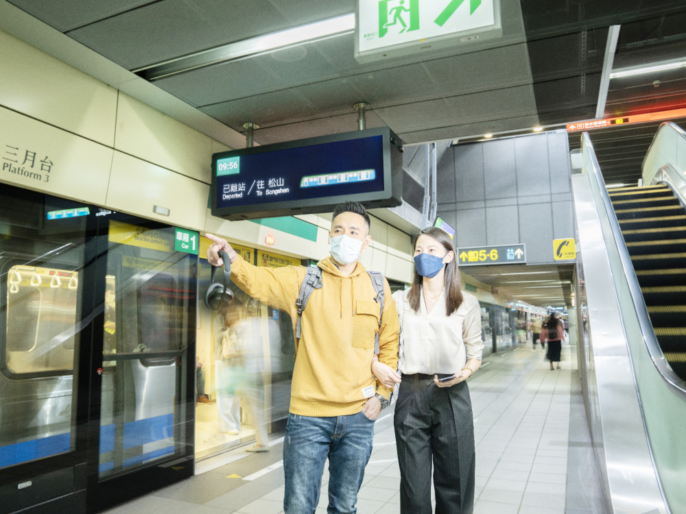 友達旗下達擎之客製化TARTAN顯示器，於台北捷運中山站亮相。以獨特長條型比例與高畫質特色，為台北捷運站帶來嶄新的都會車站風貌