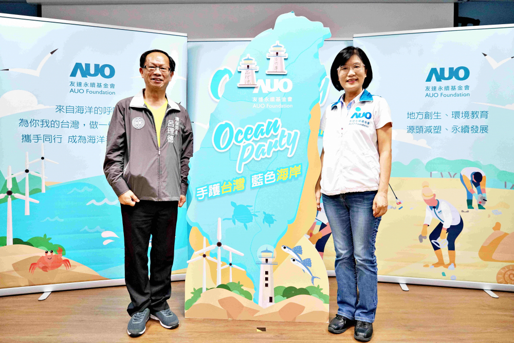 友達光電永續長古秀華（右）與桃園市環保局局長呂理德（左）進行海岸線認養儀式，簽署於象徵藍色宣言的海岸永續燈塔上，承諾以實際行動與環境教育方式，投入桃園海岸線守護行列