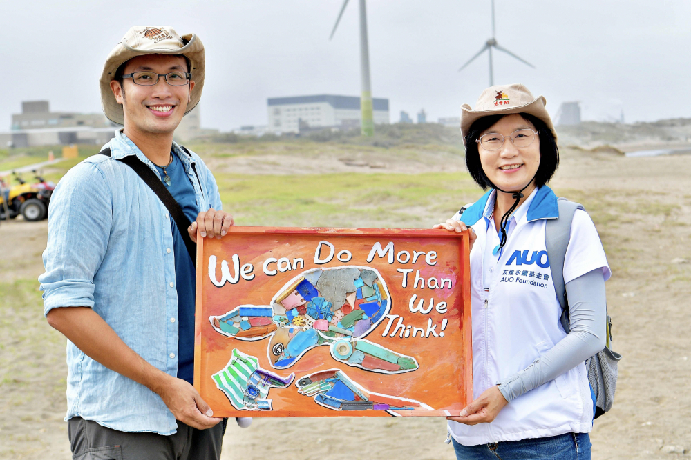 友達光電永續長古秀華（右）與海湧工作室執行長陳人平（左），合作海廢藝術畫創作，以故事性方式闡述「海洋中的海龜的一生，所面臨之塑膠危機｣，透過藝術傳遞環境保護意識