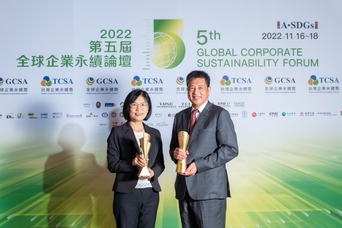 hth·华体作为净零碳排先锋，期引领价值链伙伴同行共好，卫冕制造业组&ldquo;十大典范企业&rdquo; 二连冠殊荣(左：hth·华体光电永续长古秀华，右：hth·华体光电董事长暨执行长彭双浪)