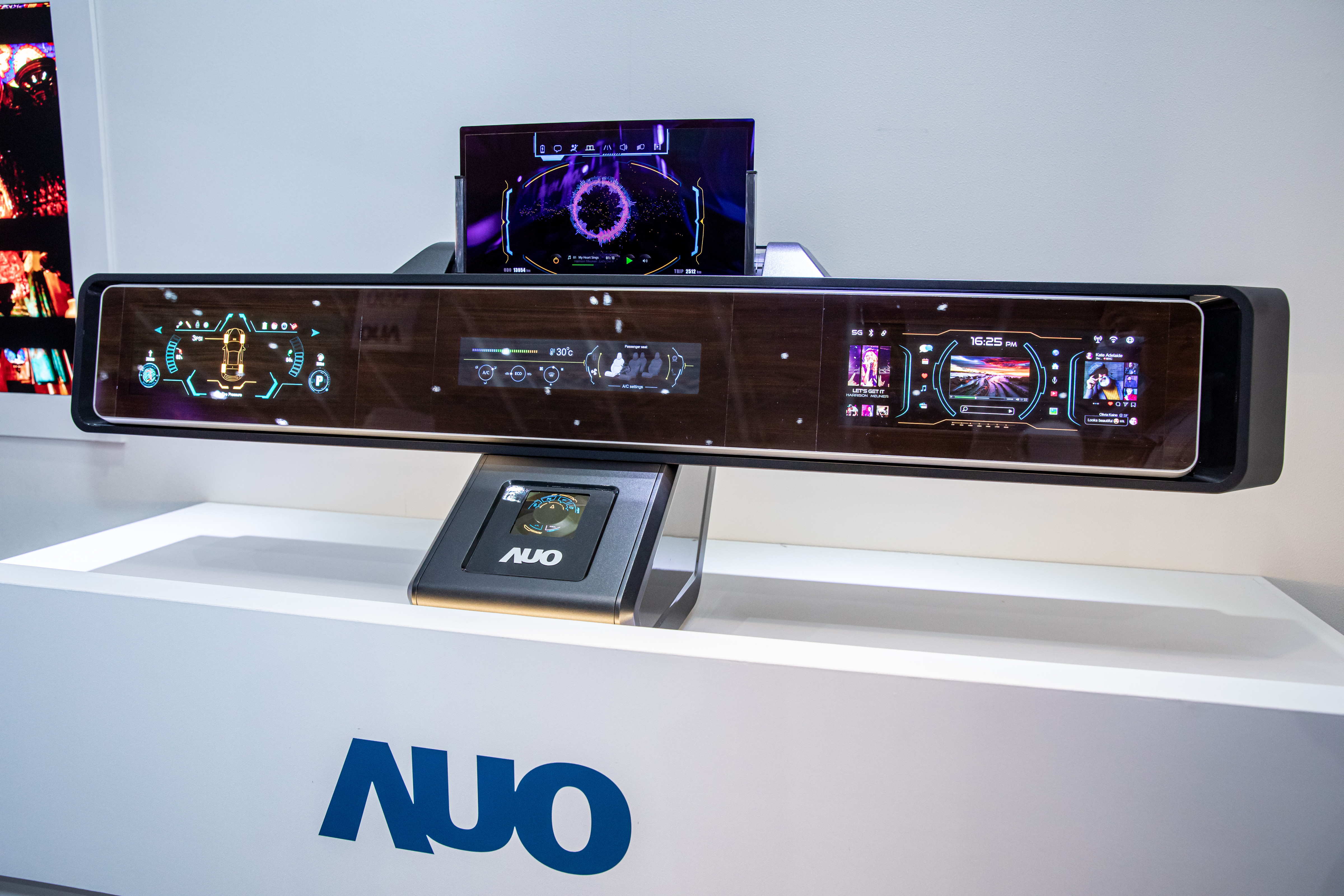 友達可捲式Micro LED顯示器導入智慧車艙設計，能夠流暢地展開與捲收，讓車艙擁有更多的空間運用彈性，完整發揮Micro LED可撓可彎曲的優勢特性