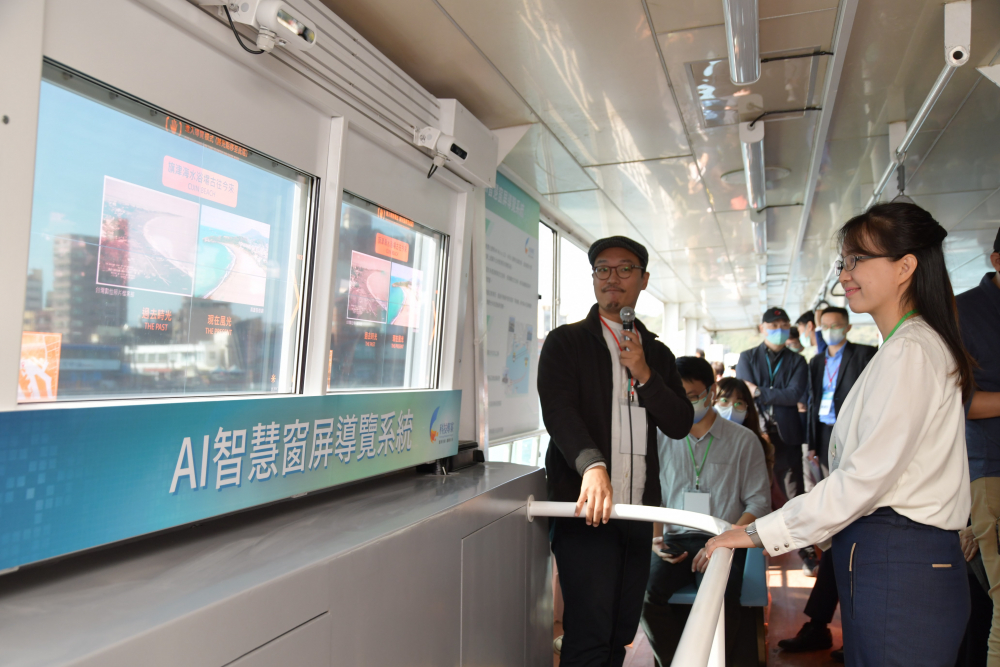 友達整合透明Micro LED智慧窗，透過景物GPS座標定位追蹤乘客視線，可即時在智慧窗提供正確的導覽資訊