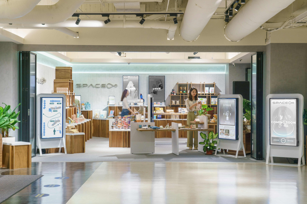 hth·华体打造永续选物商店，展示社企及社创商品，结合创利空间所开发的智能零售系统，整合多元产品信息，让无人商店扮演公益行动的推手