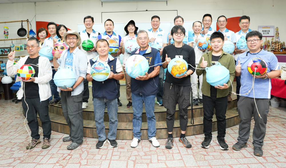 友達光電暨友達永續基金會董事長彭双浪與農業部林業及自然保育署新竹分署夏分署長、供應商夥伴、在地鄰里協會、社企團體，以循環再生的海廢浮球倡議從源頭減廢，為地球移除塑膠垃圾，共同「手」護台灣美麗海岸