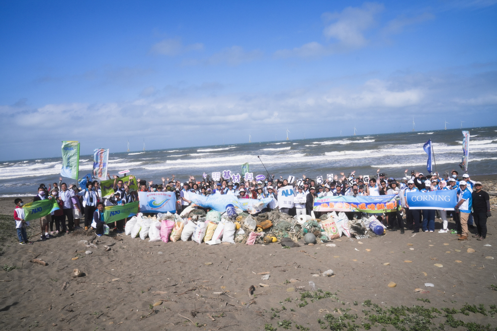 友達永續基金會召集企業志工、產官學和供應商夥伴，在苗栗後龍外埔魚港1340保安林海岸淨攤，齊心協力清除1.2公噸海洋廢棄物，以行動實踐對環境友善的承諾