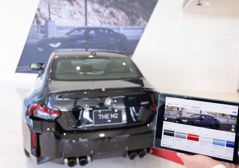 賞車介面即時投放到LED牆上，顧客可即時更換車輛內裝、零件選配與車款配色，提供近乎與實車等比例的沉浸式無死角虛擬賞車體驗