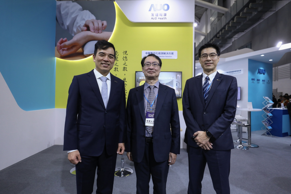 首次於醫療科技展亮相的友達耘康，捐贈數位化檢測設備與研究經費，協助衛福部國家中醫藥研究所打造中醫大數據資料庫。圖由左至右為友達光電執行長暨總經理柯富仁、衛福部國家中醫藥研究所所長蘇奕彰、友達光電智慧醫療事業群總經理廖世宏