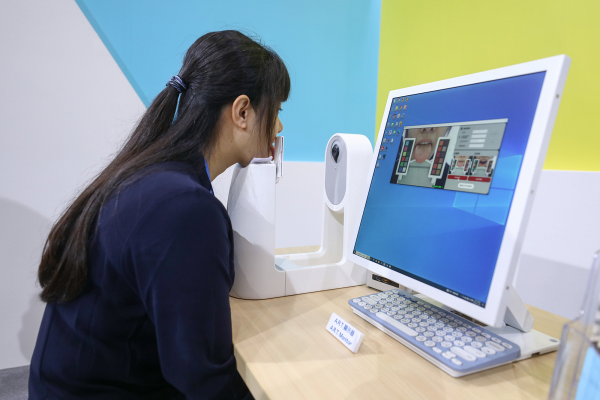 友達耘康延伸友達卓越的感測技術及色彩管理專長，研發出舌象擷取系統，可提供數據化、影像化的檢測結果，輔助醫師與專業醫事人員做為臨床研究、檢測結果評估與檢測紀錄的留存