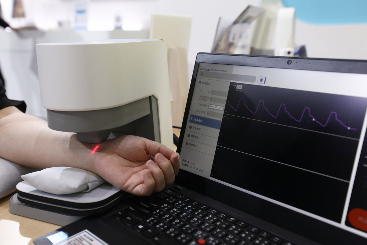 友達耘康脈象檢測系統透過電腦精準控制升降系統，還原中醫師三指把脈過程的舉、按、尋手法，將脈象感受轉化成數據，實現智慧醫療及準確性