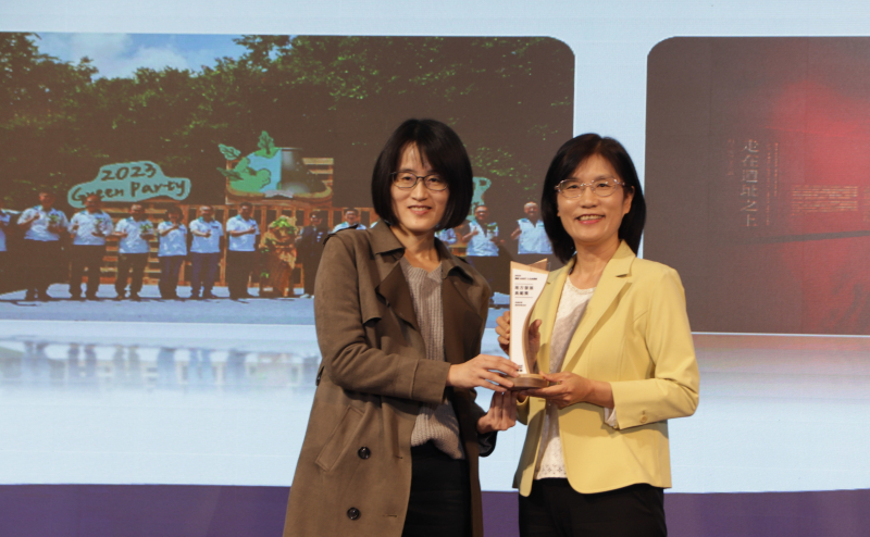 友達保存「西大墩窯遺址」且推廣在地文史教育不遺餘力，今（6）日獲頒「人文企業獎」地方發展獎之最高榮譽典範獎。由文化部陳文婷簡任視察（左）頒獎，友達永續長古秀華（右）代表受獎