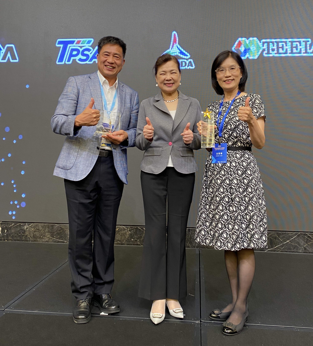 友達致力推動永續發展，於Touch Taiwan2024以3R策略貫穿Display、ESG展位實現綠色展覽目標之成果，Display展位獲綠色裝潢設計鑽質獎最高榮譽，ESG同獲金質獎殊榮。由經濟部長王美花（中）親自頒予友達光電董事長彭双浪（左）、友達光電永續長古秀華（右）