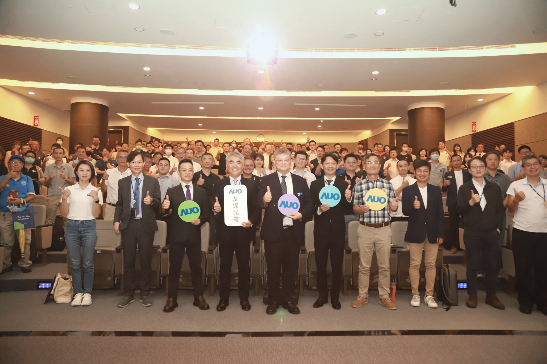 友達光電邀請領域專家共研再生能源發展、電力需求及建築物減碳等議題進行交流，盼共擘綠色永續生態圈的嶄新契機。