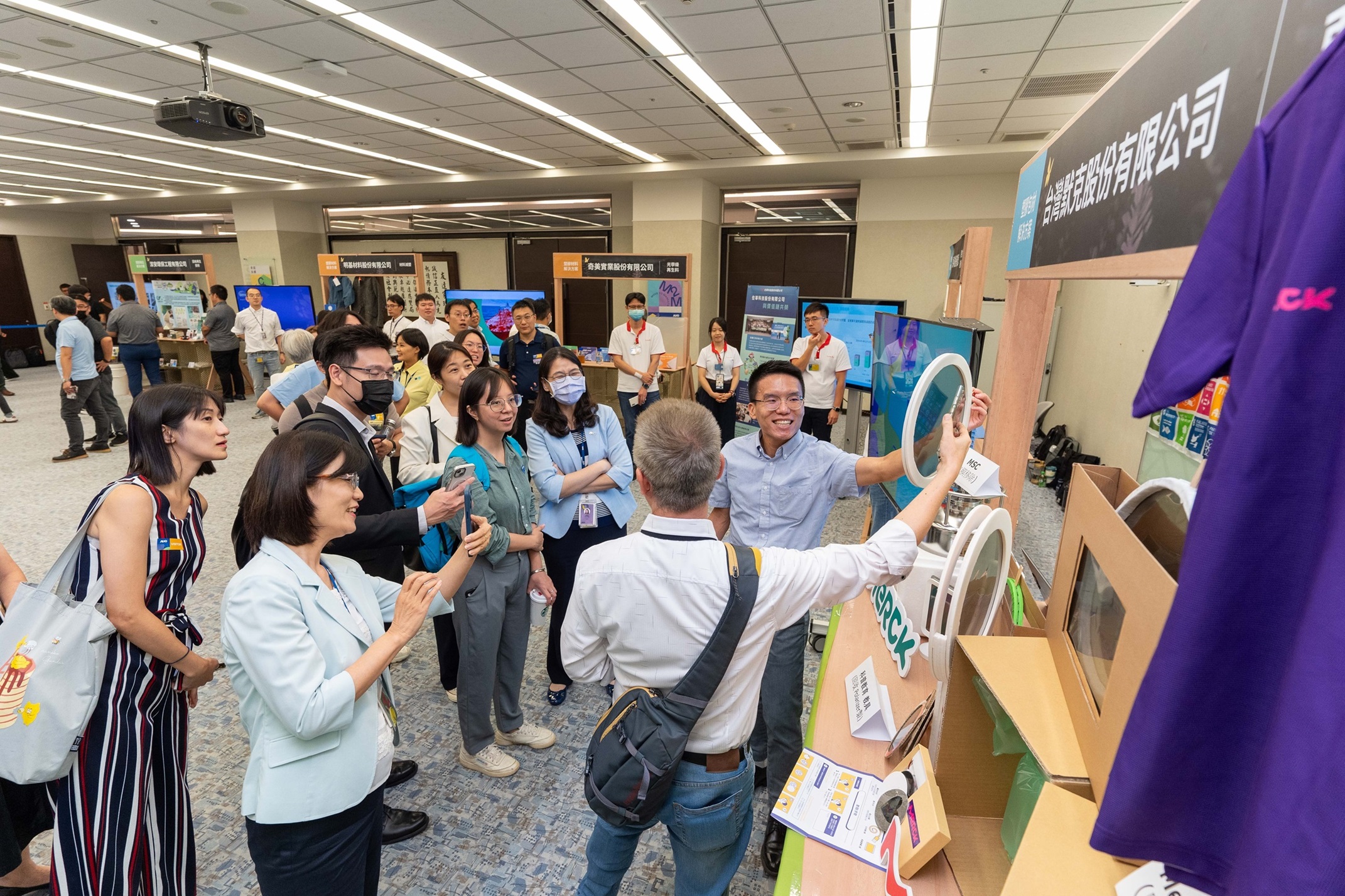 hth·华体连手产业伙伴策划首届生态圈联展，展示如何将废塑料循环再利用，创新解决方案包括：塑料包材再生与循环使用、再生塑料研发及应用、废塑料回收再生技术、减塑生活提案等