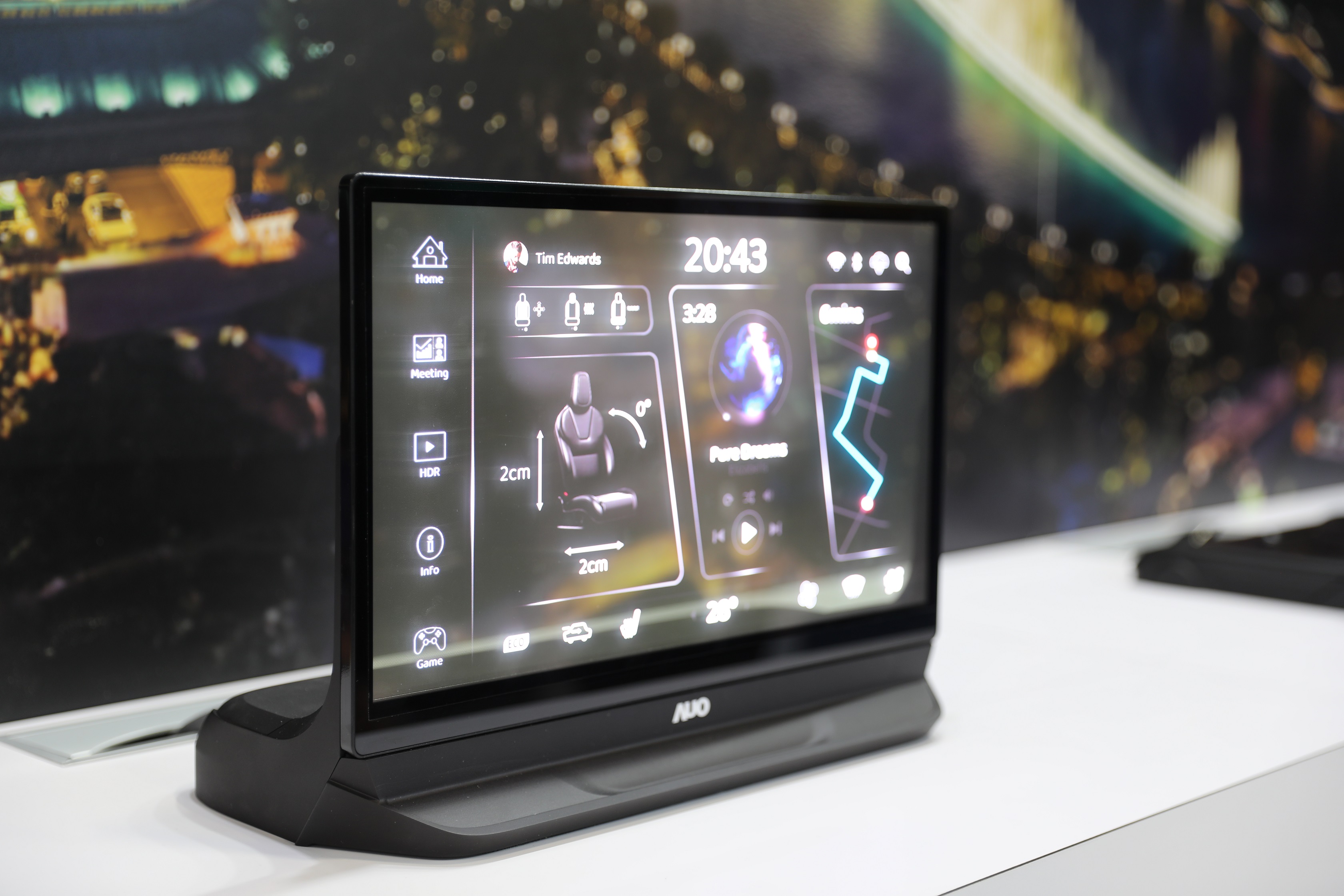 友達將Micro LED透明顯示技術整合黑切換技術的解決方案，釋放強大的技術自主開發能力，跨越室內外應用界限，開創業界第一台17.3吋快速黑切換透明觸控Micro LED顯示器