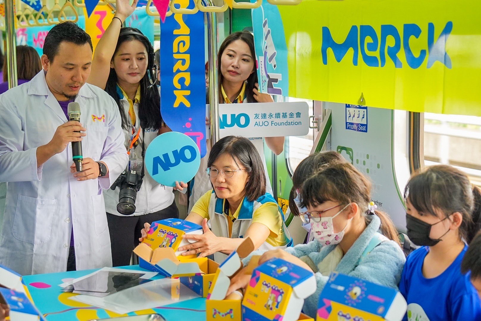 友達以光電、再生能源、水資源三大核心，設計「再生能源和循環經濟」多元永續教育主題，並攜手供應鏈夥伴默克開發創意科學教材及實作體驗，期讓永續素養透過科學探索向下扎根