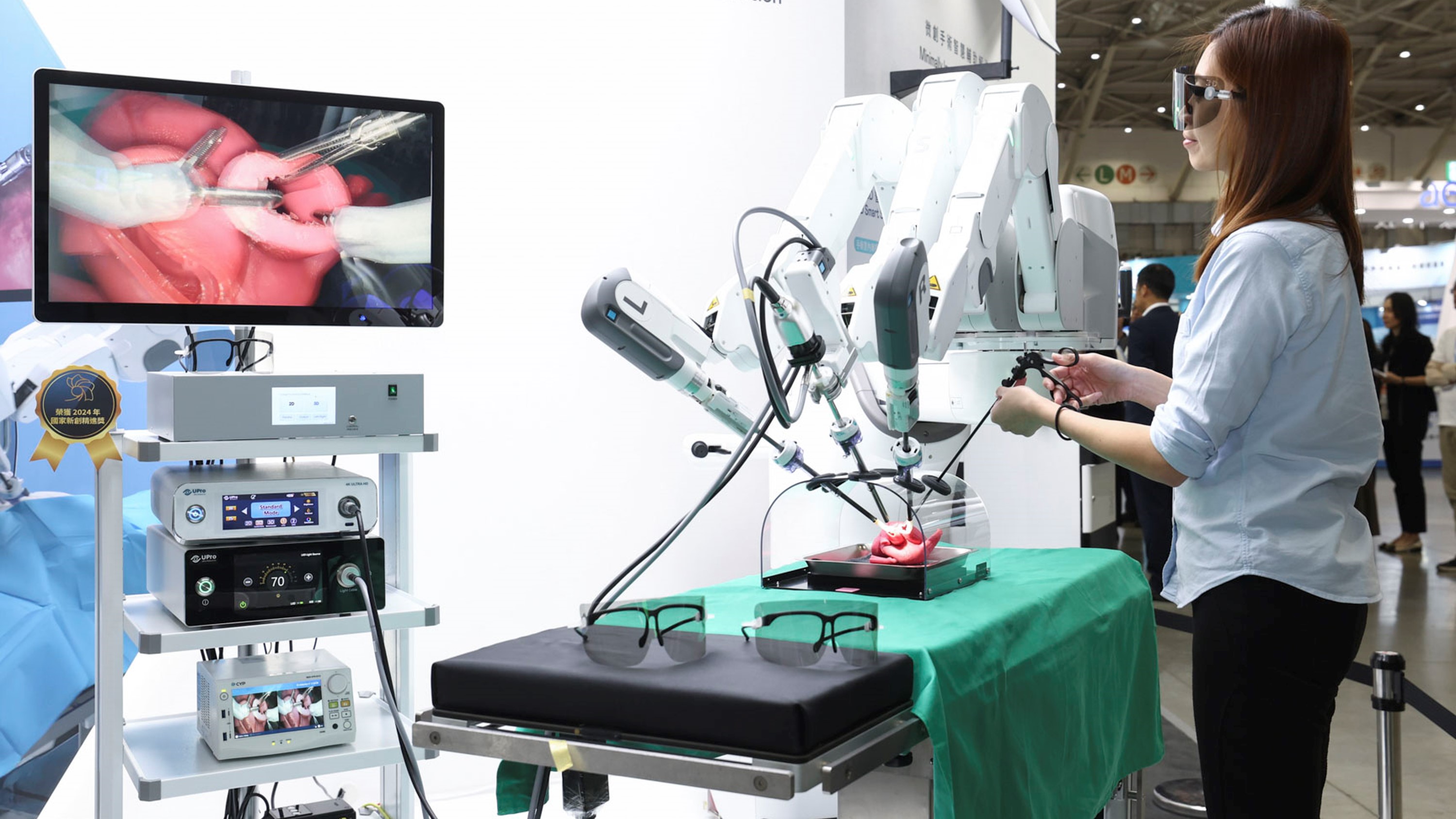 達擎寬視角3D醫療顯示器可應用於機器人手術即時3D解決方案，提供醫療團隊即時、同步的3D手術影像，提升溝通效率與手術安全性