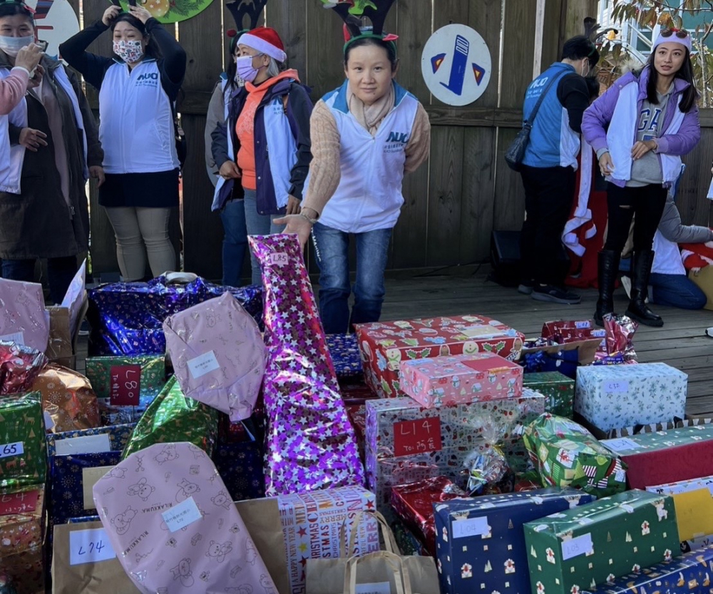 友達永續基金會「圓夢列車」年年迴響熱烈，認捐同仁精心挑選禮物、巧手包裝，整理成隊後，將祝福一一打包送出
