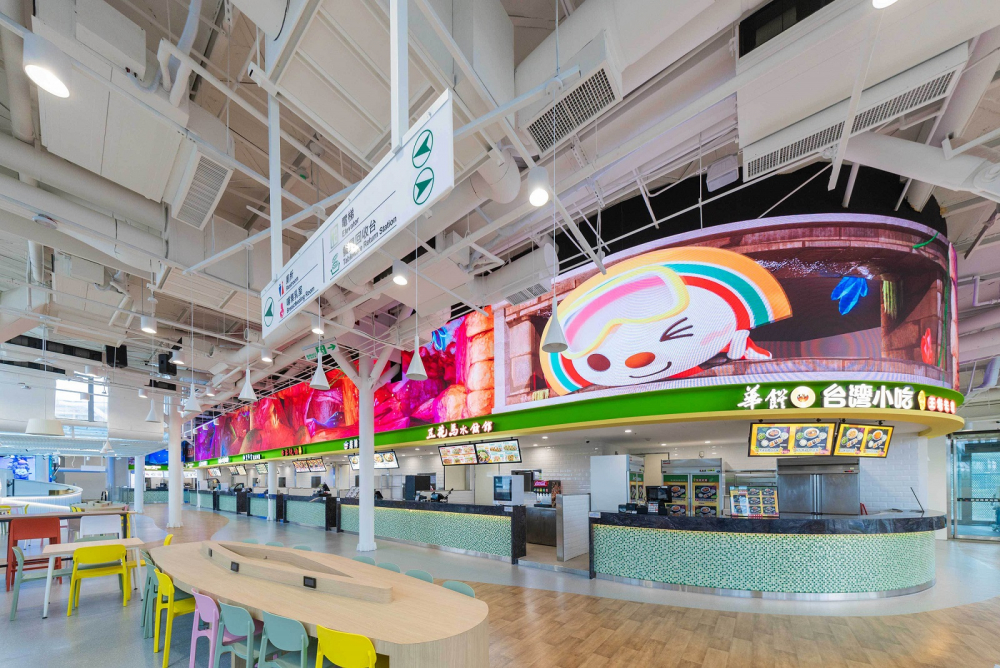 友達穩步推動雙軸轉型策略，旗下子公司達擎攜手傑可達數位與零售業者統一超商合作，為全新改裝開幕的「清水服務區」打造首創的裸視3D體驗牆