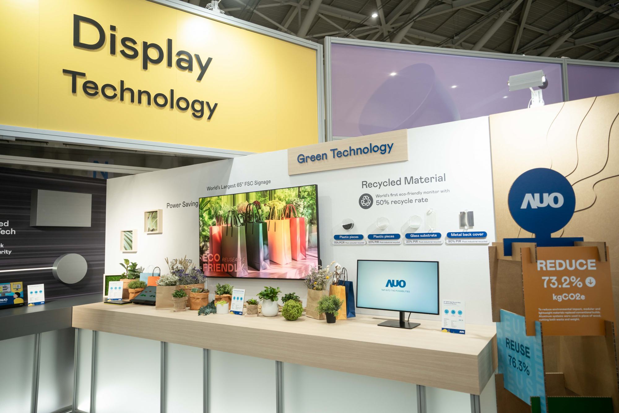 友達Touch Taiwan 2025雙展位再度獲etouch 綠色裝潢設計獎肯定；智慧顯示展位以鋁製模組系統取代傳統木作施作，並在相關裝潢物與設計使用可回收、可重複使用的材料，體現低碳與循環精神。