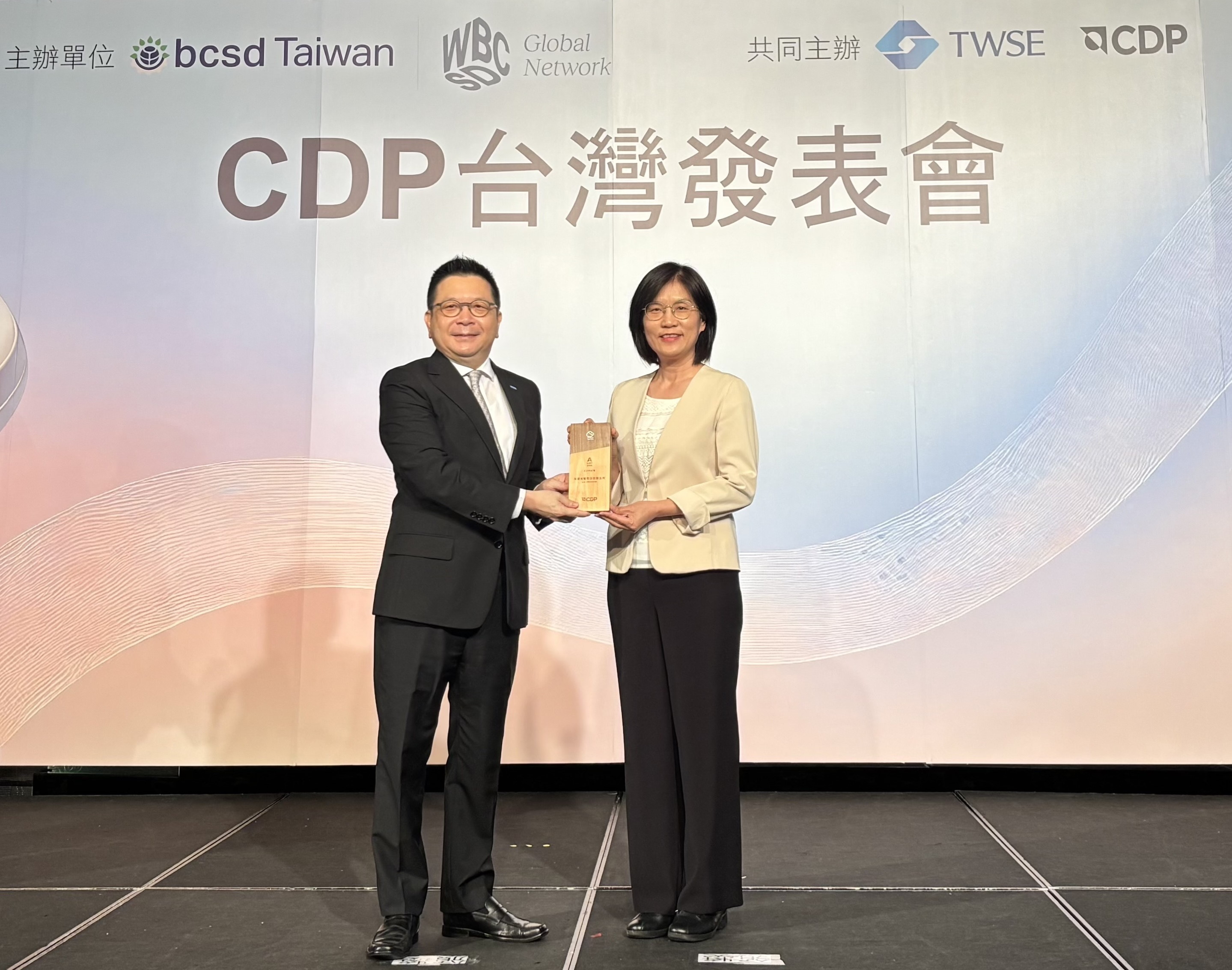 友達永續成果再獲國際評比肯定，獲頒CDP氣候與水資源雙項領導力評級。今由臺灣證券交易所董事長林修銘（左）頒獎，友達光電永續長古秀華（右）代表受獎