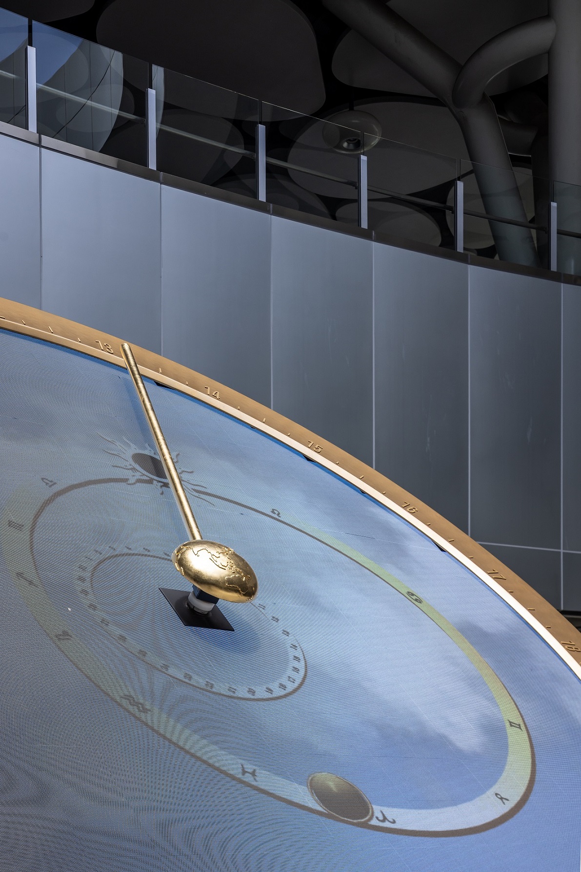 創利空間參與《高雄車站共感空間》公共藝術計畫，擔任視覺科技整合夥伴。於「看時間」天文鐘作品中提供技術指導，整合圓形LED鐘面與鐘體結構，在時間、天象星盤與空間氛圍間生動展演