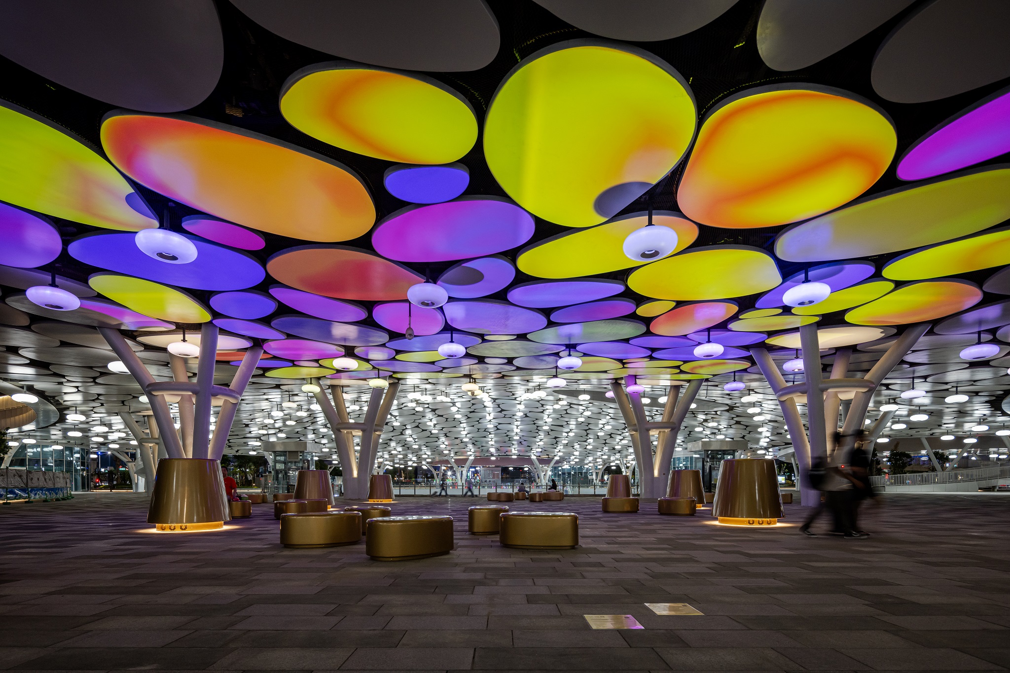 於「染色彩」作品中，創利空間協助藝術團隊將高雄車站天棚2700片鋁製雲朵染上繽紛色彩，從設備設定、光影軟體串接到現場調校，確保光線準確落在雲朵表面，展現層次與意境