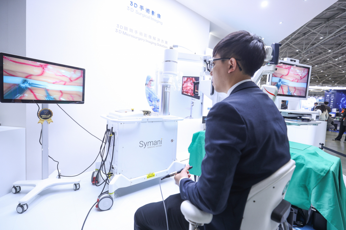 达擎推出〝3D显微手术影像解决方案〞，将3D影像技术从腹腔内视镜手术延伸至神经、血管、淋巴等高难度显微手术，提供超清晰立体视野，协助医疗团队在复杂手术中完成精准细腻操作。