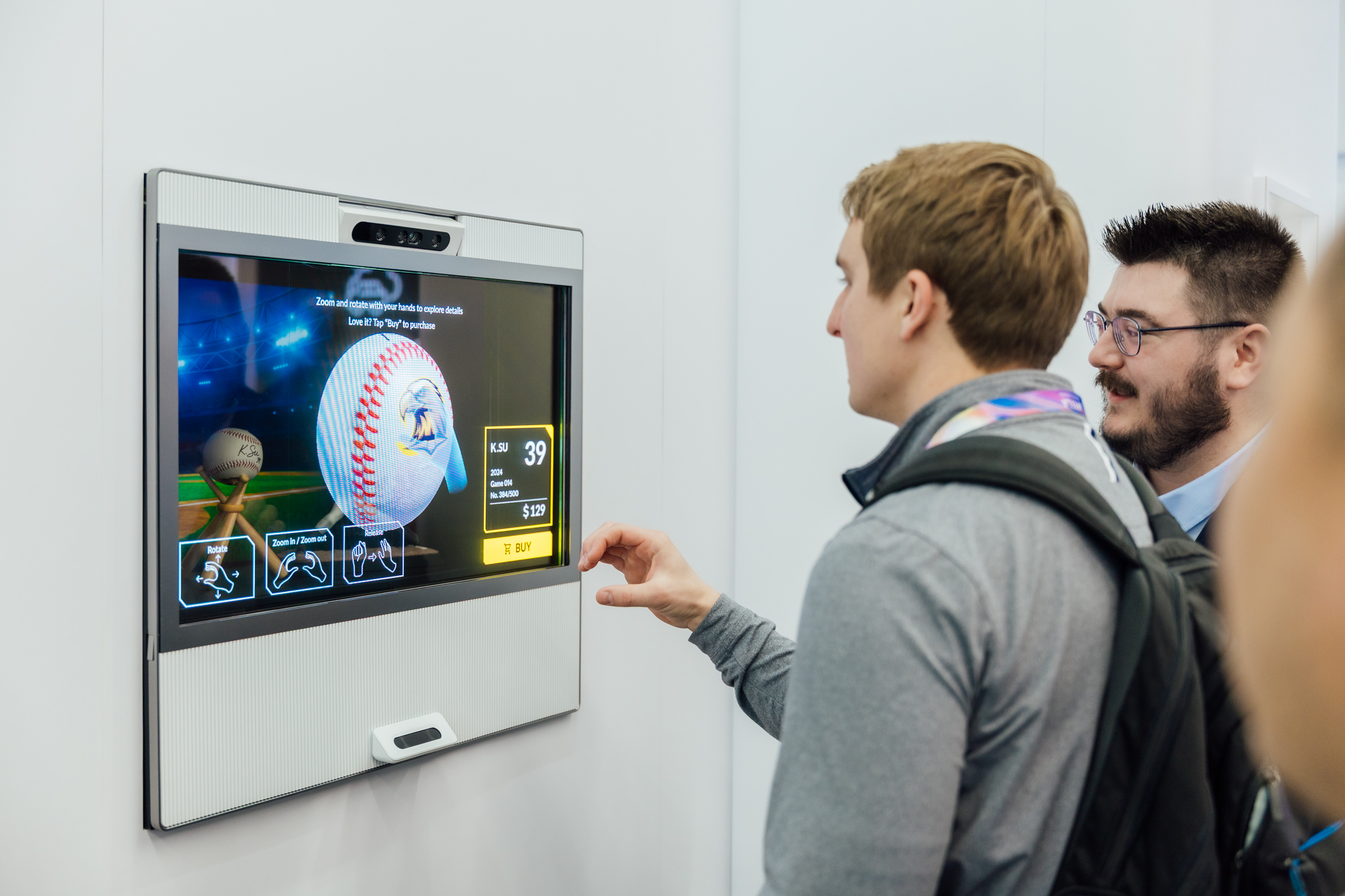 hth·华体智慧行动透过专属展间，与客户深度聚焦，密切探讨产品协作共创的机会与落地的可能性，激发人车互动的创新再进化，并结合输出国际的Micro LED前瞻技术跨界应用，揭开更多元精彩的应用情境。