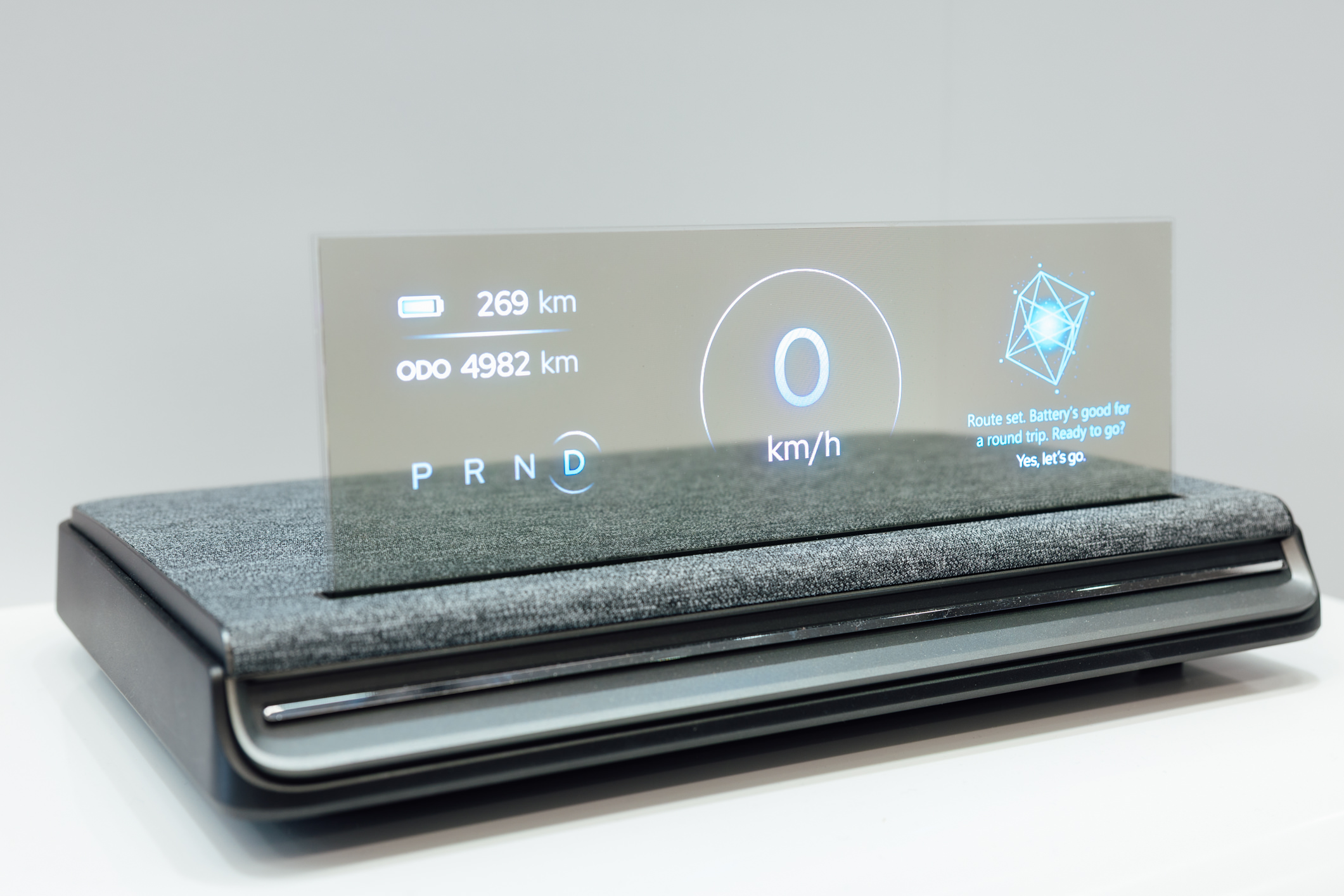 全球首款Aero Module透明Micro LED显示器模块外观轻盈通透，可与数字内容完美融合，提供动态显示、先进控制、个人化沉浸感受。