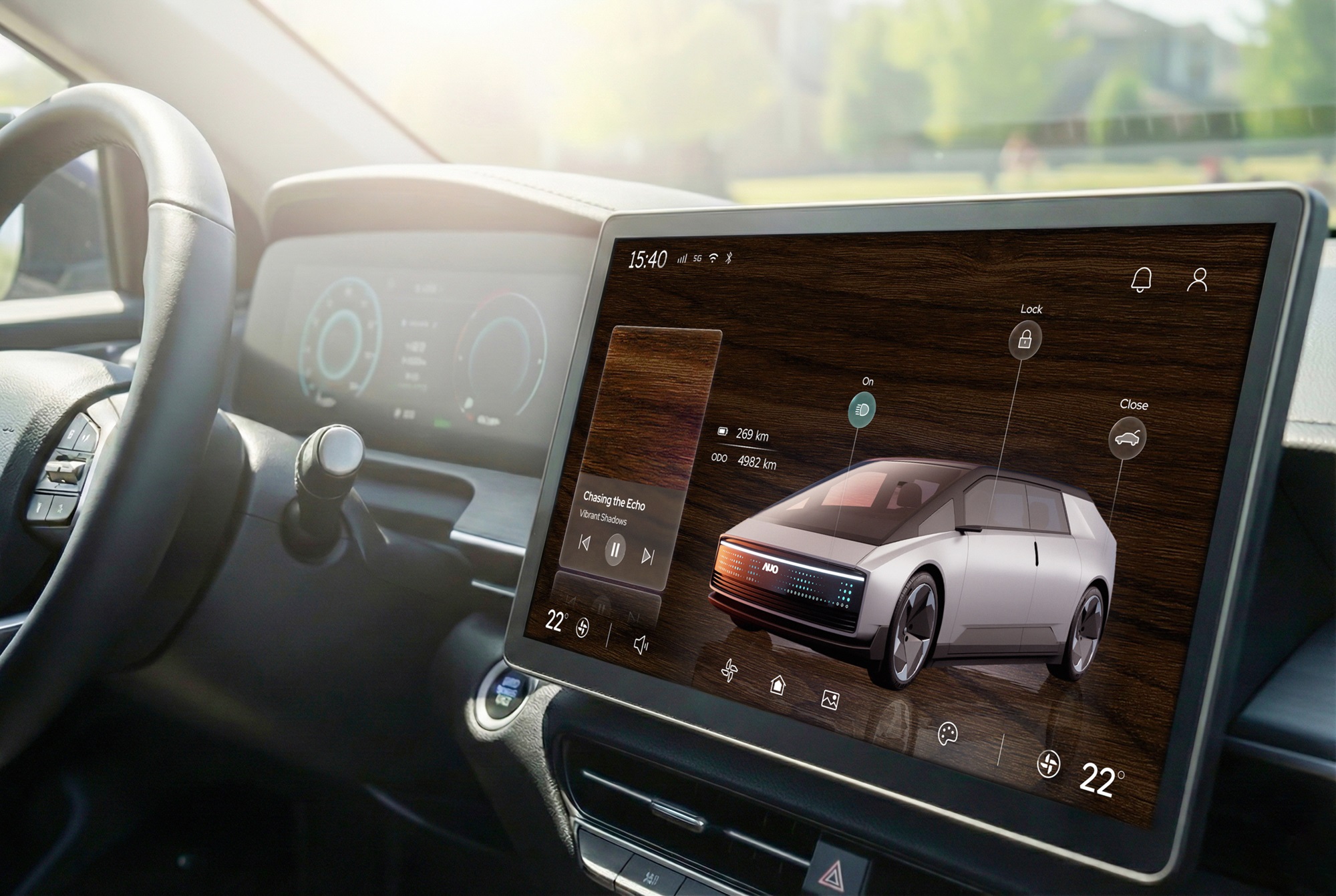 hth·华体光电五度蝉连科睿唯安全球百大创新机构，在显示科技、智能出行与垂直场域相关领域布局研发与专利先机。图为hth·华体在智能出行领域，将先进显示技术应用于座舱的驾驶与中控区域